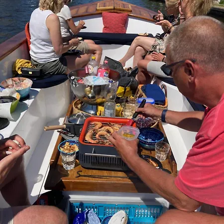 Koetshuis Aan Het Water 3 Bedroom Voorburg