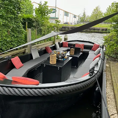 Koetshuis Aan Het Water 3 Bedroom Voorburg