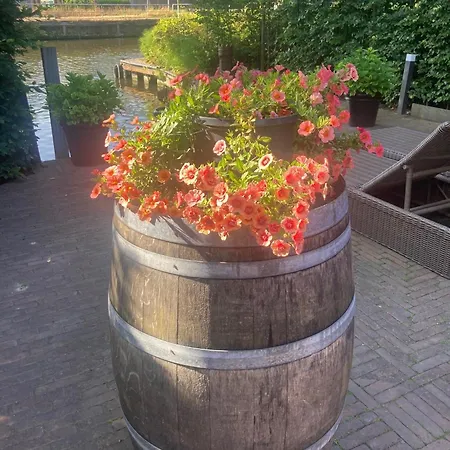 Koetshuis Aan Het Water 3 Bedroom Villa *