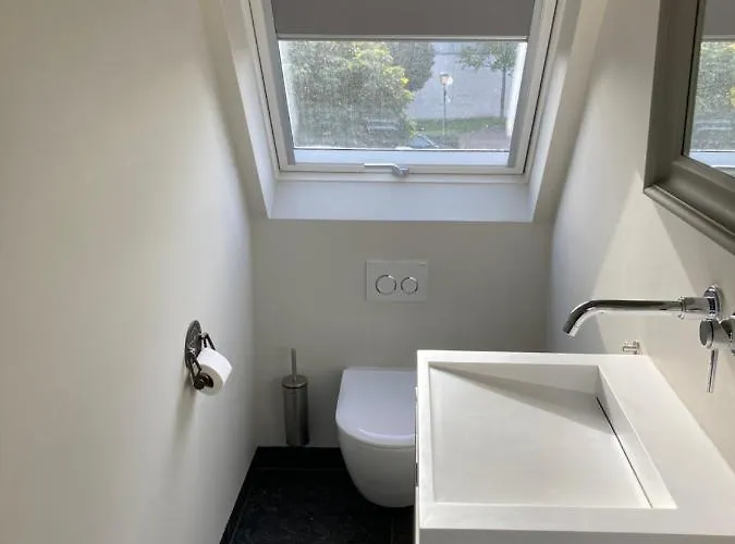 Koetshuis Aan Het Water 3 Bedroom Voorburg