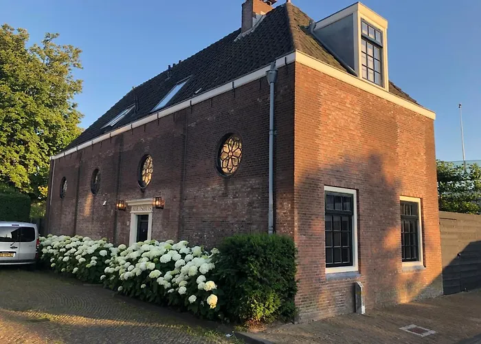 Koetshuis Aan Het Water 3 Bedroom Villa