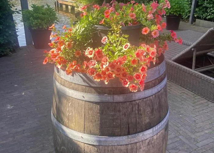 Koetshuis Aan Het Water 3 Bedroom Villa *