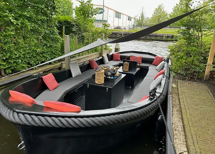 Koetshuis Aan Het Water 3 Bedroom Voorburg