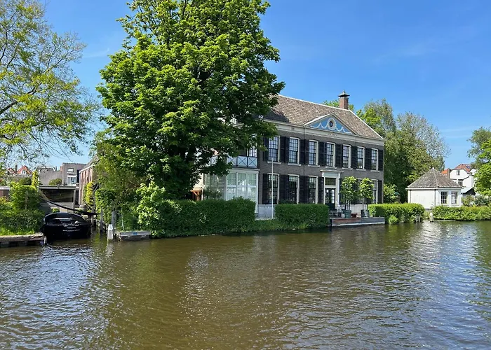 Koetshuis Aan Het Water 3 Bedroom Voorburg
